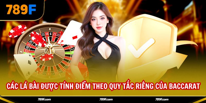 Các lá bài được tính điểm theo quy tắc riêng của baccarat
